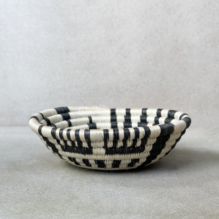 African woven Black/White bowl / small