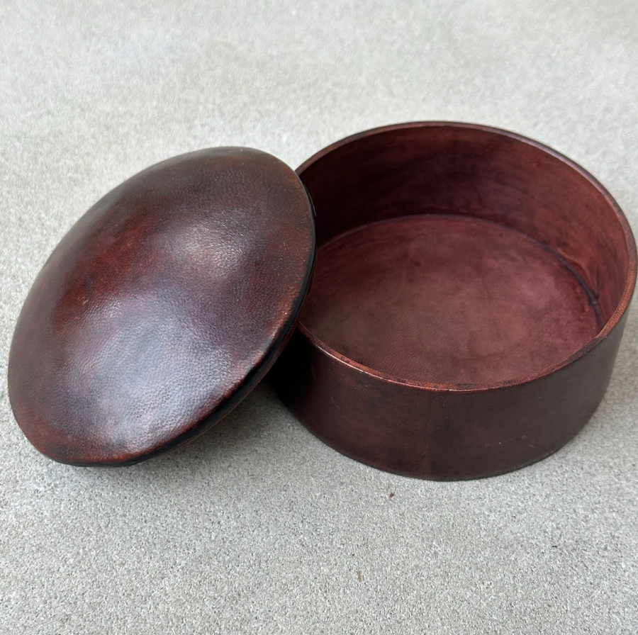 African small round leather box / Chocolate
