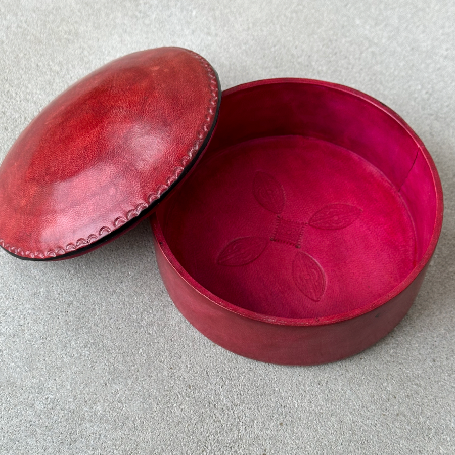 African medium round leather box / radish