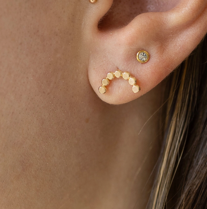 Hammered Dot Arch Stud Earrings in Gold