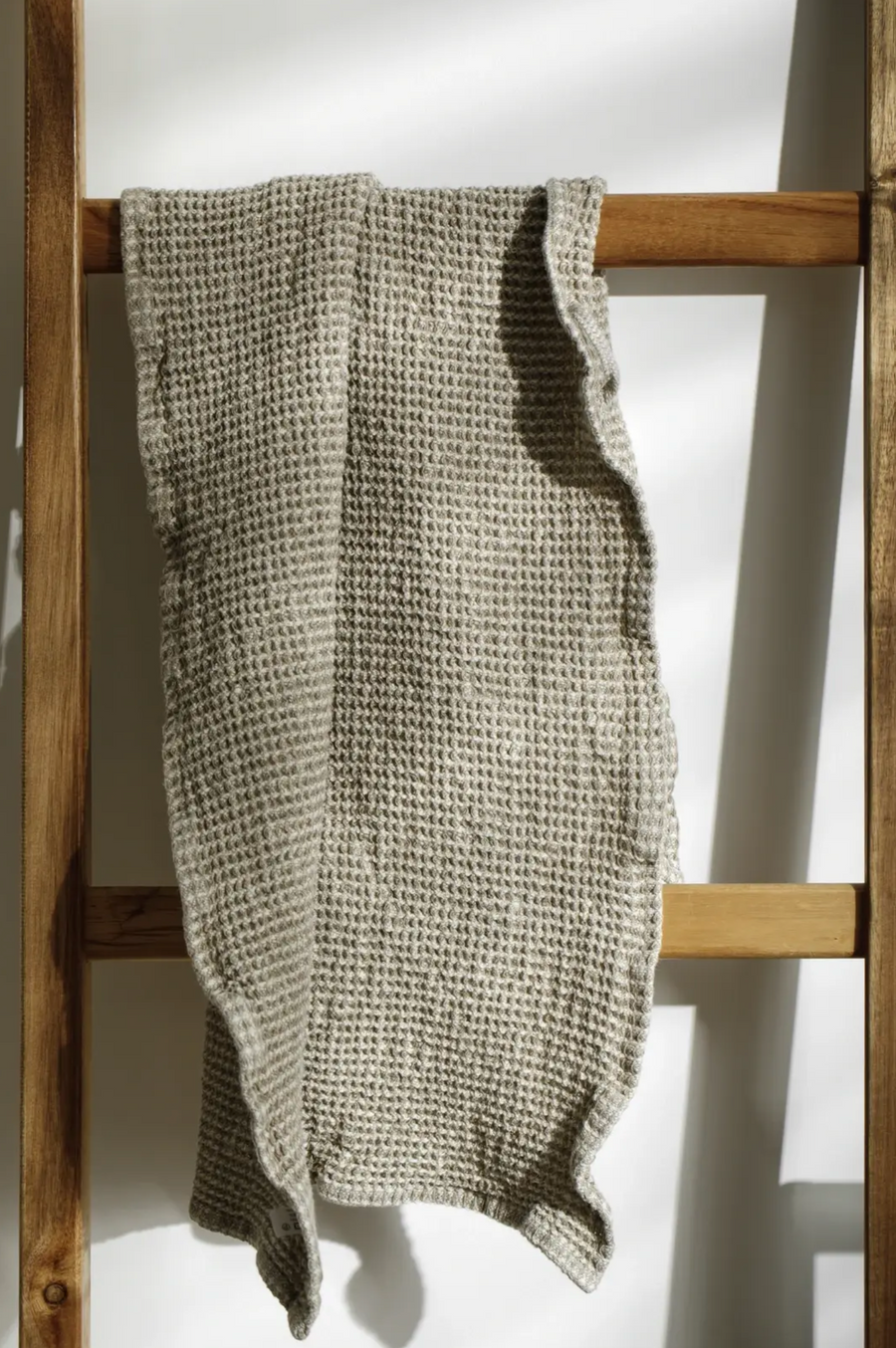 Linen waffle bathroom towel / Medium